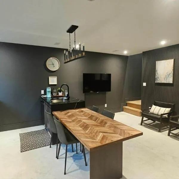 Modern & private 02-bedroom unit near Roger Stadium – hotel w mieście Toronto