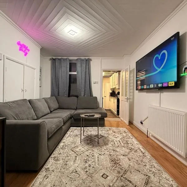 City Centre Fun Pad - PS5, Darts & Ultra Wi-Fi, hotelli kohteessa Luton