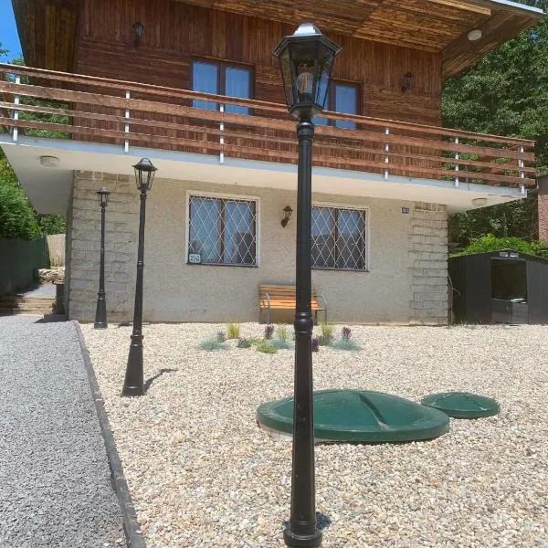 Chata Kurinec blízko kúpaliska, hotel in Rimavská Sobota