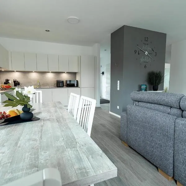 Nord und Wind Ruhiges Ferienhaus mit Wallbox, Sauna und Whirlpool 800m zur Nordsee 5 Sterne DTV, khách sạn ở Büsum