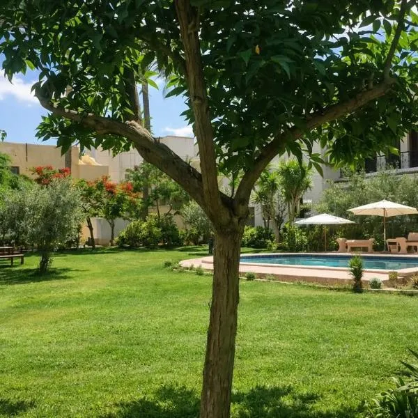 White Family Villa - Private Pool - AC - Very Big Garden - 5 bedrooms - 5- Min Walk to Beach, hotel v destinaci Alexandria