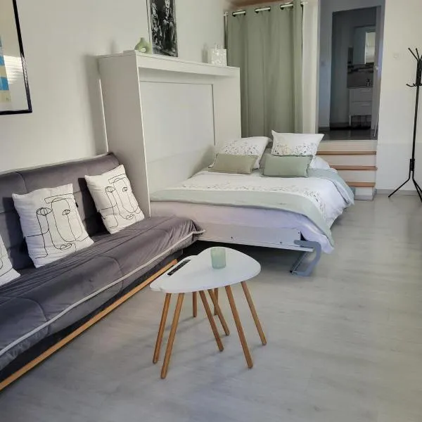 Studio cosy Climatisation, terrasse privée, parking devant la maison, hotel em Nevers