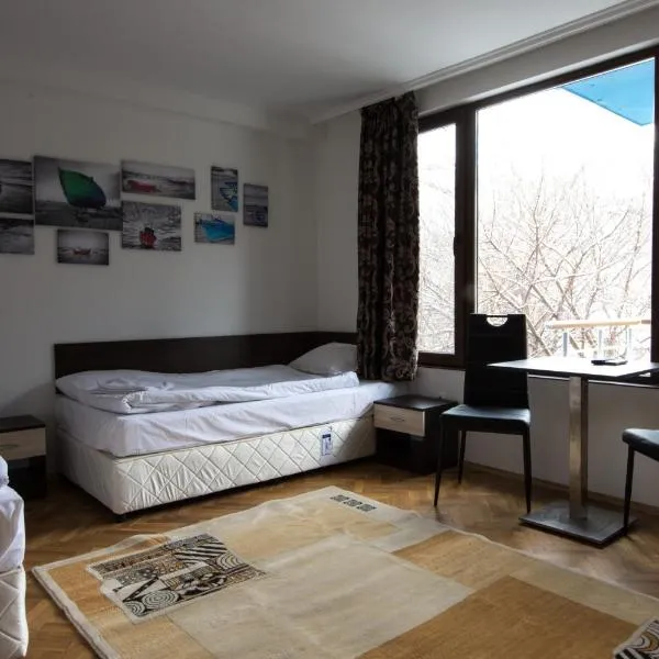 Guest Rooms Old Captain, hotel v destinaci Burgas City