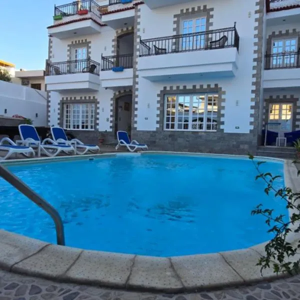 Villa golden life apartments, new property with pool access, hotel sa Luxor