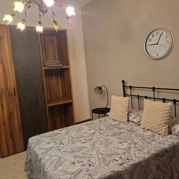 Basic double bedroom private bathroom close to Malta airport, hotel in Ix-Xlejli