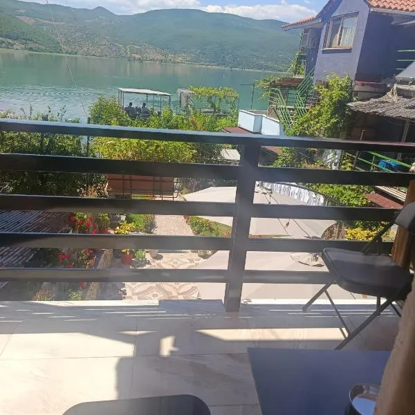 ERDA LAKESIDE Guesthouse، فندق في Lin