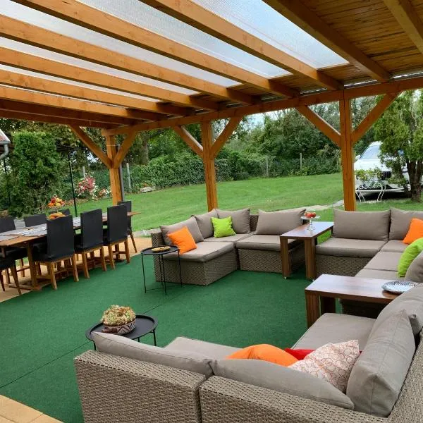 Lake Balaton Family with 3 bedrooms and private beach , private parking, hotell sihtkohas Balatonszárszó