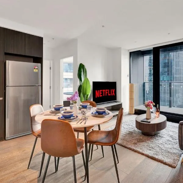 Luxury 2 Bedroom Docklands Pool Sauna Gym with Skyline Views, Hotel in Docklands