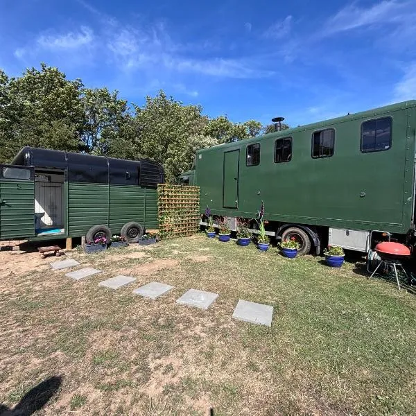 The Carriage Lorry at Tilleys Glamping, hotel in Birchington
