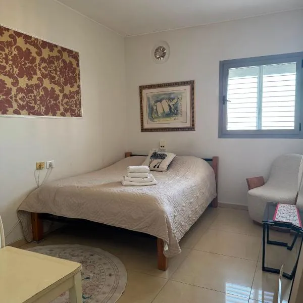 apartments with separate kitchen by the sea, hotel sa Ashdod