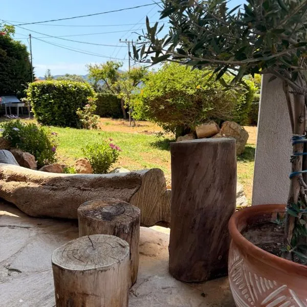 Cozy Maisonette with Garden & Sea View, Hotel in Porto Rafti