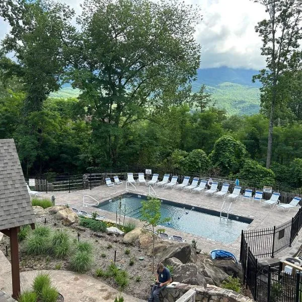 Quiet Resort Cabin, Screened HotTub, Fast WiFi, 3 Resort Pools, 24 Hour Security, hotel sa Gatlinburg