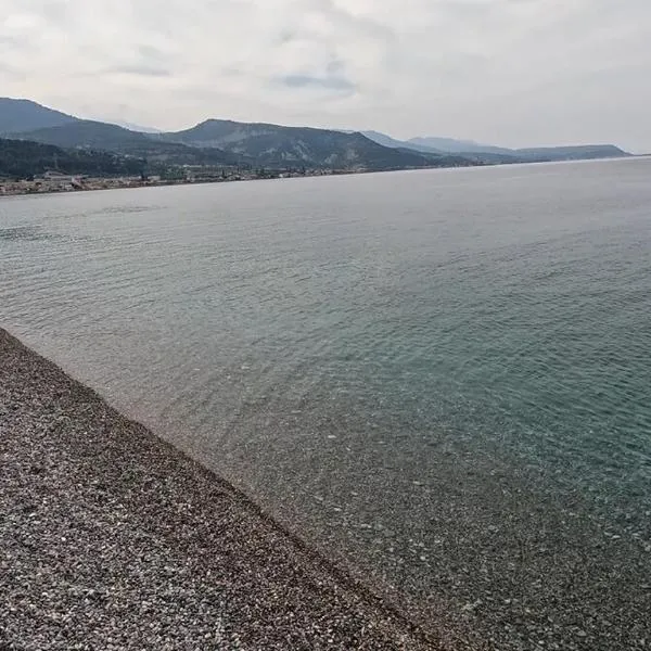 2 Seas brand new Apartment 20m from the Sea, hotel sa Dhervénion