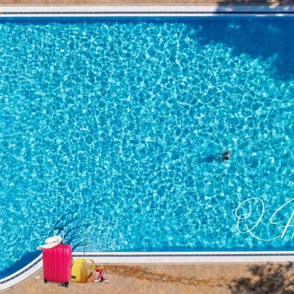 Q Hotel, hotel v mestu Neptun
