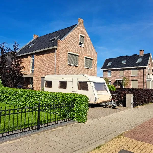 Fieldsight Doornspijk Caravan max 5 people and 1 kid - hot shower in house, hotel v destinácii Doornspijk