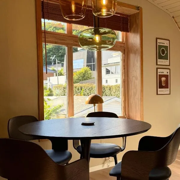 Modern comfort apartment with free parking, Hotel in Ålesund