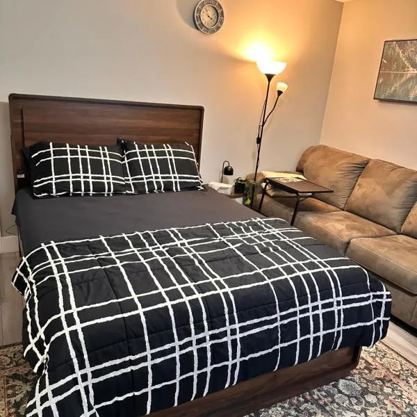 East Coast Cozy by Wastis-Easy Hwy, City & Airport Access plus Free Parking, hotel din Lower Sackville