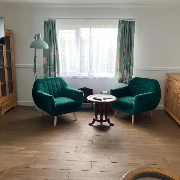 Farm stay at Spacey Field Bungalow Annexe، فندق في Thirtleby