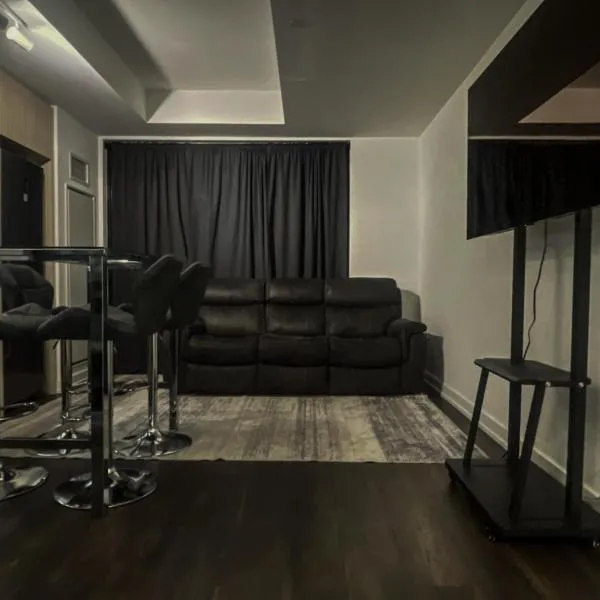 Stylish New 1BR in Toronto with Fast WiFi and Private Workspace, hotel a Toronto