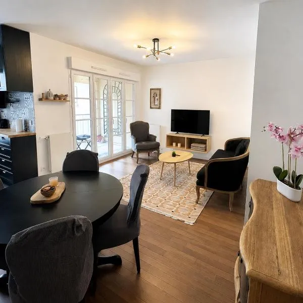 Charming 3BR Apartment with Loggia close to Paris, Hotel in Le Plessis-Robinson