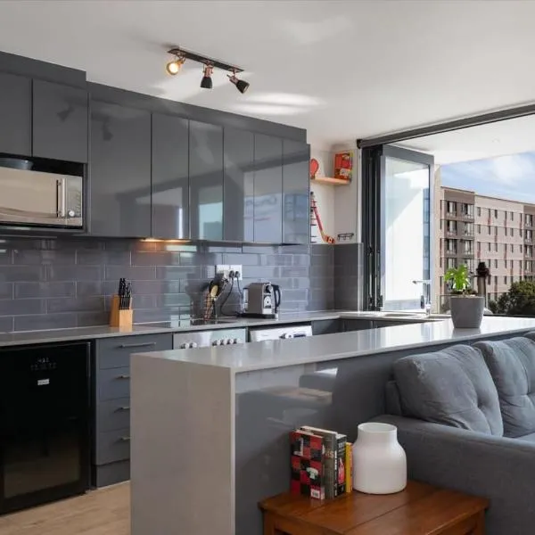 Trendy Bachelor Pad Free Parking Rooftop Pool, hotel in Cape Town