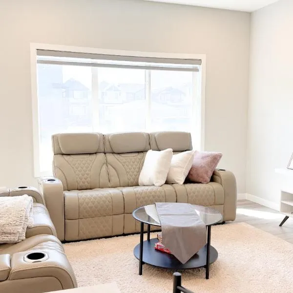 Vacation rental home -1min to highway โรงแรมในเอดมันตัน