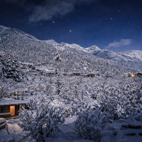 Hotel Old Manali with Balcony, Mountain and River View, hótel í Manāli