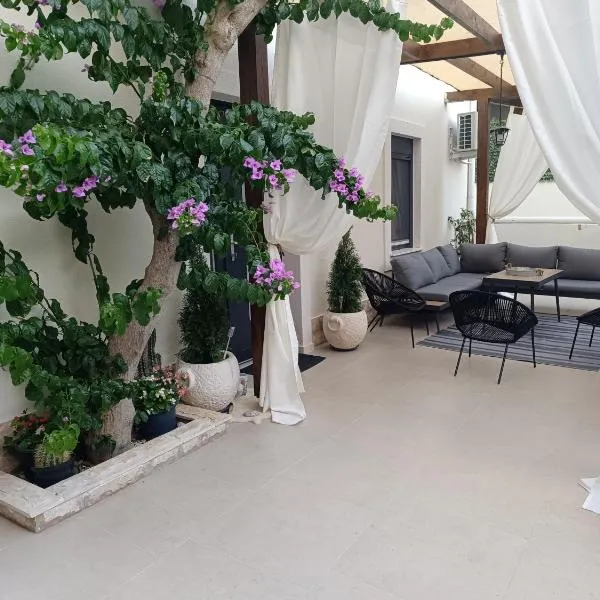BugenVila , Central 3BR Home with Garden & BBQ, hotel di Novalja