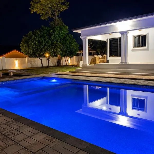 Poinsettia White House - Exclusive Private Villa with Pool, hotel i Livingstone