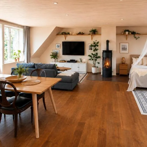 Peaceful loft apartment by the pond, hotel in Köpingsvik