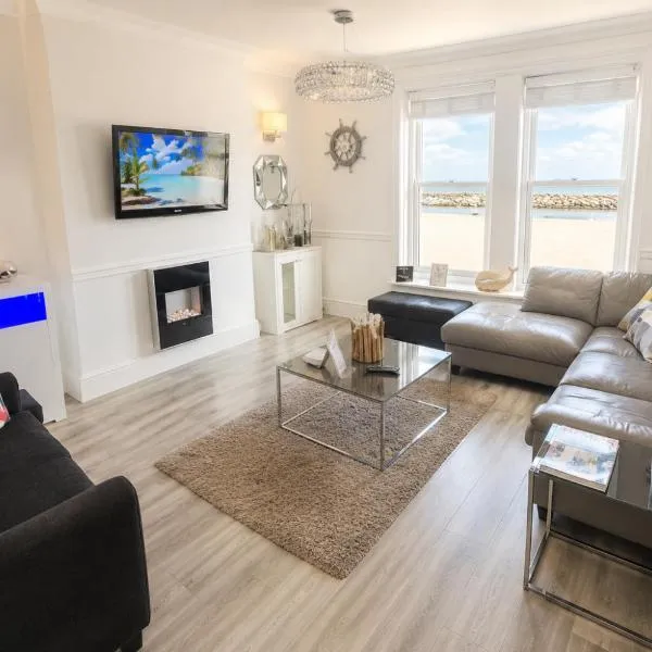 Beachfront Apartment with Sea View and Parking, hotel in Rhos-on-Sea