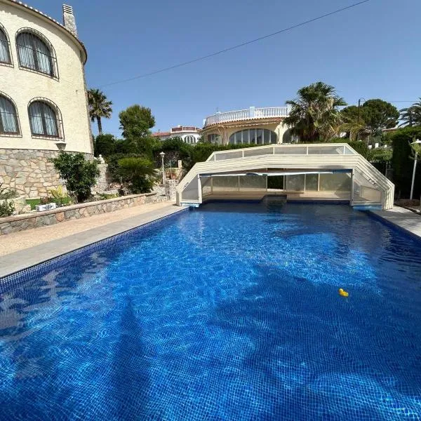 Chalet Los Almendros con piscina privada, hotel u gradu Kalpe