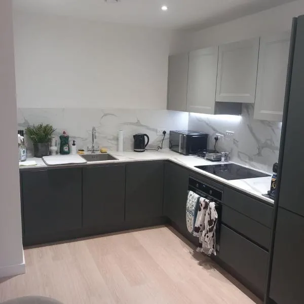 Spacious 3-Bed Hayes Apartment near Heathrow โรงแรมในเฮส์