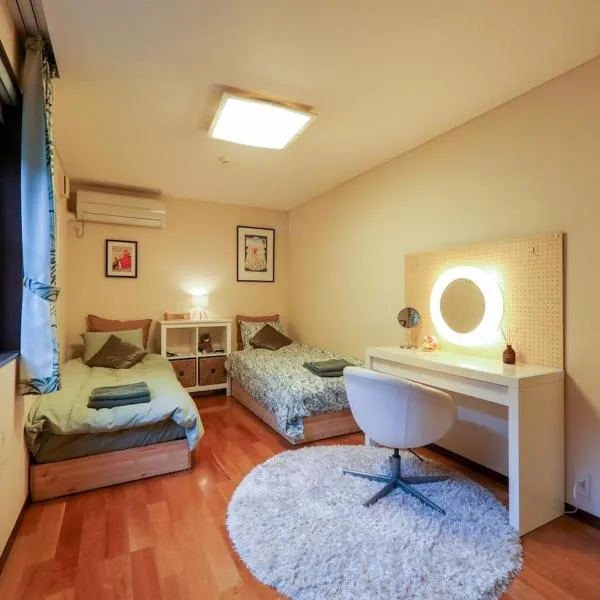 Hanegi Park Dog Lover Home Stay - near Shimokitazawa, 10 min to Shibuya下北沢 渋谷至近 羽根木公園前の邸宅犬好きな方ホームステイ: Tokyo'da bir otel