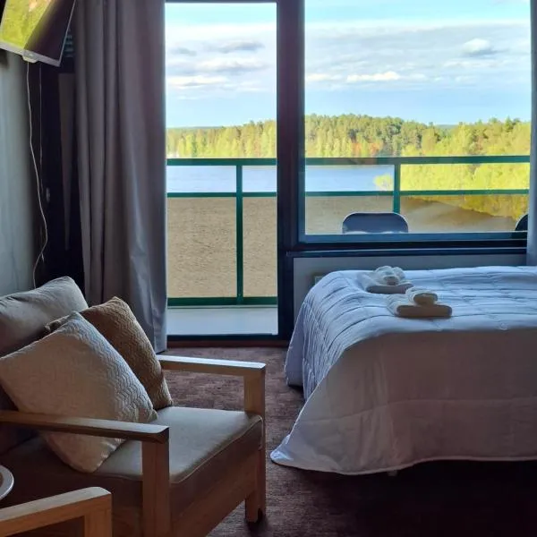 Huone upealla järvimaisemalla, hotel u gradu 'Ikaalinen'