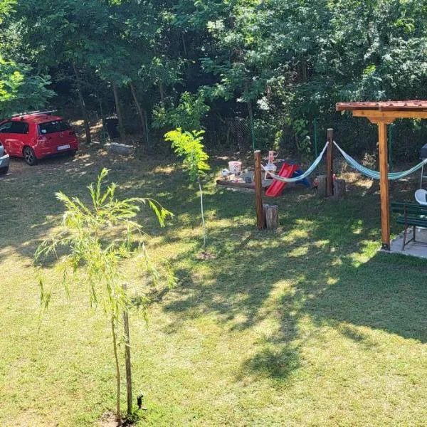 Apartmani Eli SA DVORIŠTEM، فندق في فيليكو غراديشتي