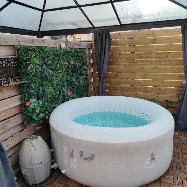 Le 301 Vercingétorix - Proche Paris & Disney avec jaccuzi et jardin privatif, Hotel in Champigny-sur-Marne