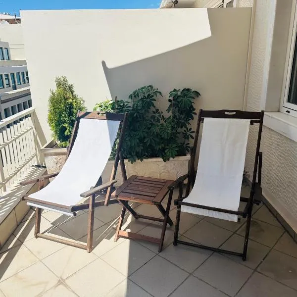Brown Balcony Suite No 1, Piraeus Port, מלון בפיראוס