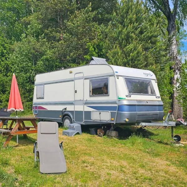 Caravan on eco farm with external bathroom - Bjorngarden, hotel in Sunne
