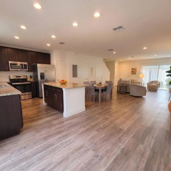 Resort-Style Home in gated community with ammenities close to MCO and Parks!, hotel Kissimmee-ben