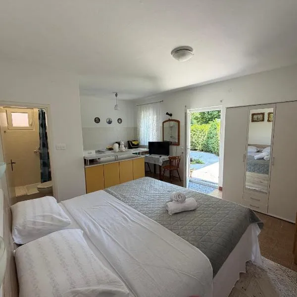 Studio Apartman ISRA 1, hotel in Palit