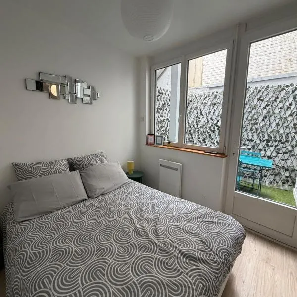 Studio cozy au RdC avec terrasse، فندق في كاليه