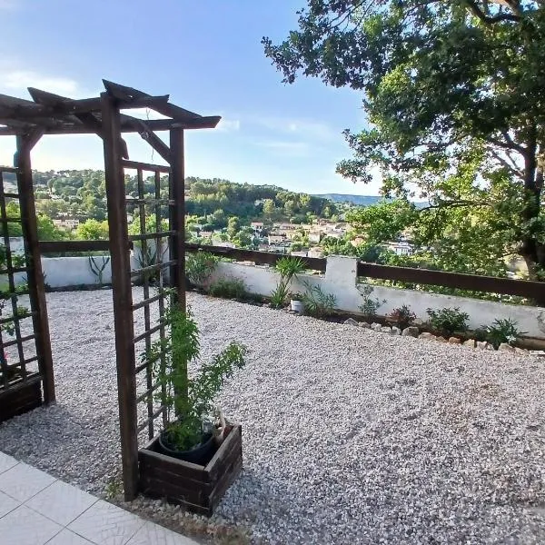 Vue magnifique, jardin et petit cocon en provence, hótel í Peypin
