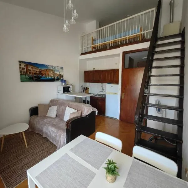 Small duplex near beach، فندق في سوتوموري