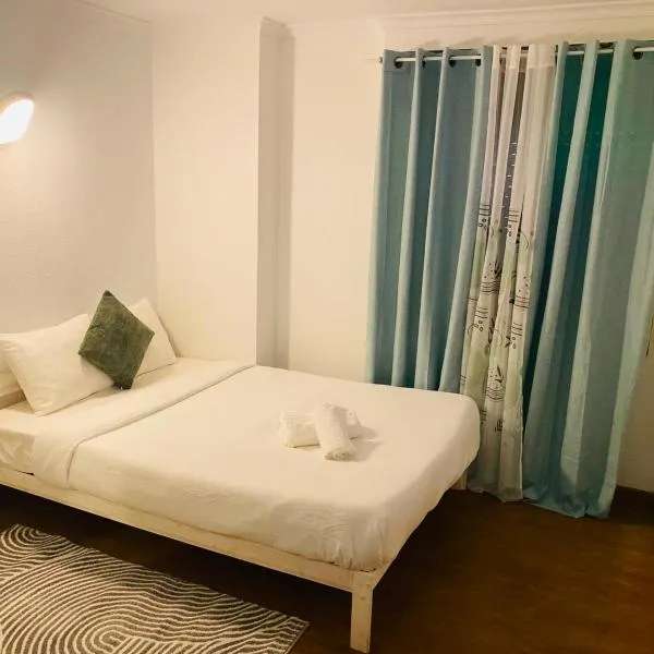 Caneças में, होटल London Guest House
