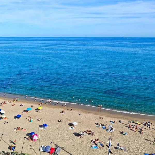 -Luxury Sea View Apartmen- Beachfront Escape, hotel a Savona