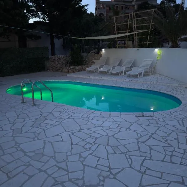 Villa Adria, hotel v Novalji