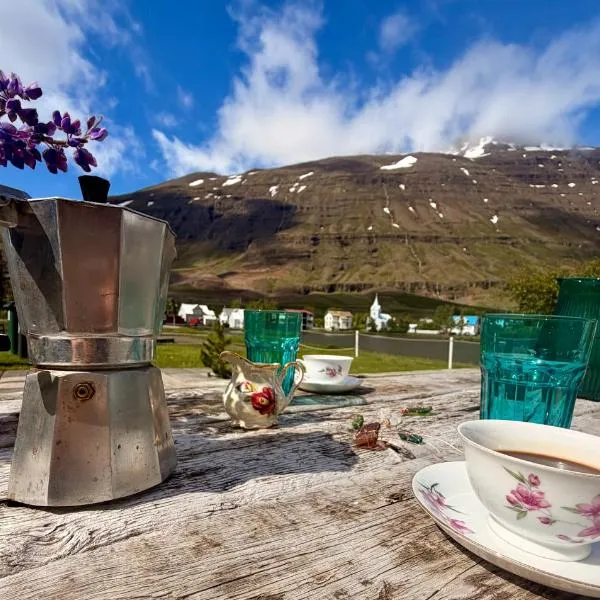Nýlenda - Charming Two Bedroom Seaside Property, Mountain and Town Views, hotel en Seyðisfjörður