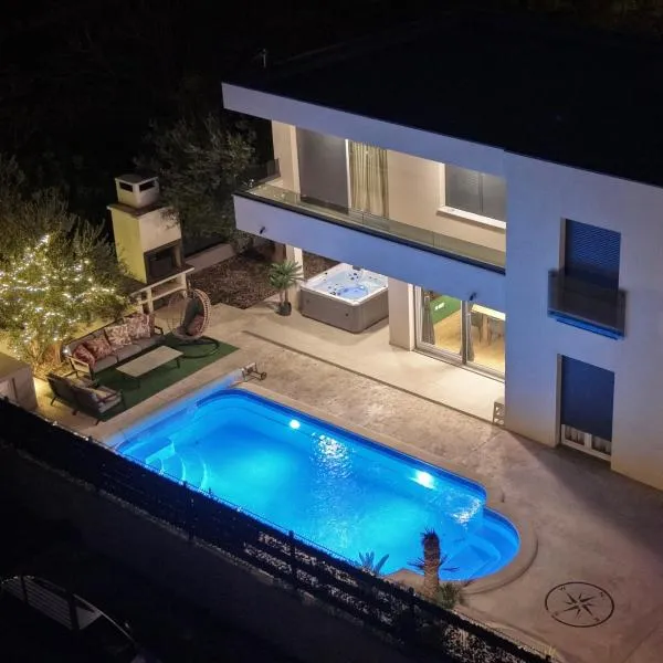 Sunluxvilla 4BR Heated Pool Jacuzzi Sauna - self check in, hotel u gradu Kaštela