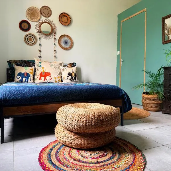 Chambre bohème avec salle de bain privée et vue jardin Campagne bordelaise، فندق في Villenave-de-Rions